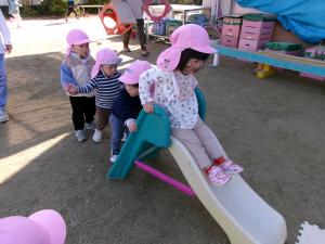 滑り台をしています。