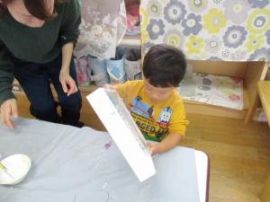 どんぐりを絵の具を使って作っています。