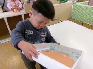 どんぐりの制作をして楽しんでいます。