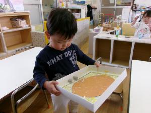 どんぐりと絵の具を使った制作をしています。