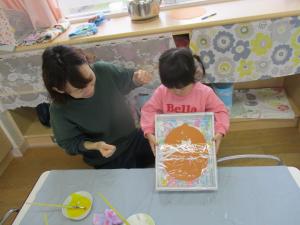 どんぐりを使った製作遊びをしています。