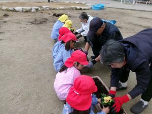 一緒に花を植えました