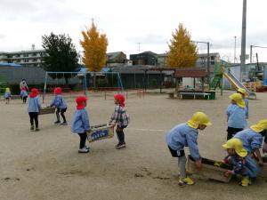 プランターを運んでいます