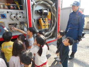 消防士と子どもたち