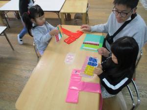 相撲のまわしにシールを貼る姿