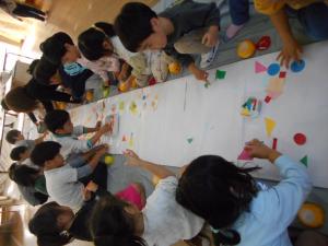 トンネルの飾りつけをする姿