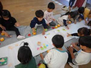 トンネルにのりで飾りをつけるところ