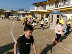 かけ足している３歳児