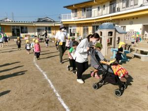 もっとっ走っている３歳児