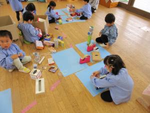 もも　箱を選んでいます