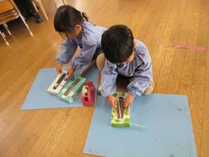 もも　自分たちでテープを張っています