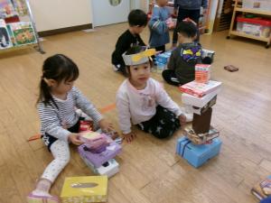 みかん箱で遊んでいます