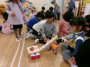 みかん　箱を並べています