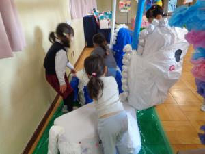 メリーゴーランドを案内