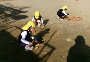 落ち葉を並べて遊ぶ