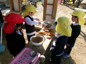 砂や落ち葉でごちそうづくり