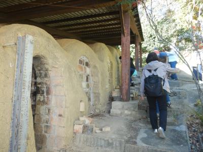 大型窯の脇を通る