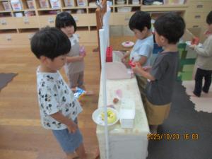 4人でお店屋さんをしているところ