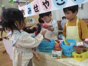 ３人でお店屋さんをしているところ