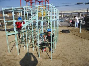 ジャングルジムに登ってるところ