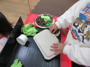 やきそばを箱に入れてるところ