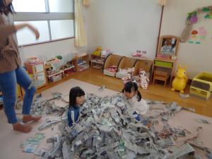 ちぎった新聞紙の中に入って遊んでいます