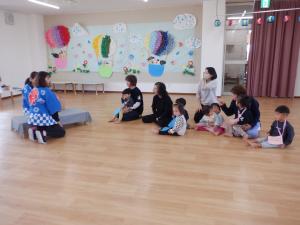 秋祭りの遊びの説明を聞いています