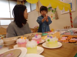 お店の中で料理をつくっています