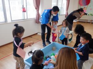 ヨーヨーの釣り方を教えてもらっています。