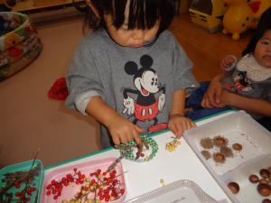 粘土でケーキを作っています