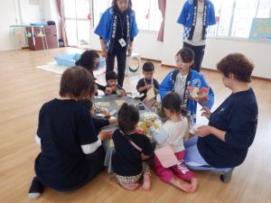 1歳、2歳一緒に牛乳パックの駒を作っています。