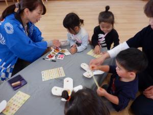 駒にシールを貼っています。