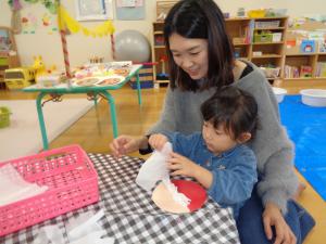 サンタのひげをつくっています