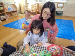 リースをつくっています