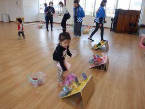 輪投げのコーナーで遊んでいます。