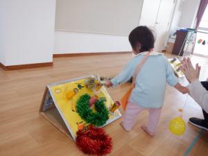 ０歳児の子どもも輪投げに挑戦しました。