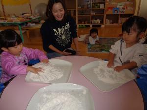 小麦粉を触って気持ちよさそうなようすです