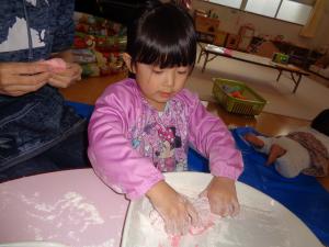 小麦粉粘土をこねて作っています