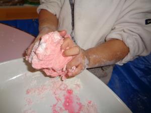 色をつけた小麦粉粘土です