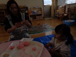 小麦粉粘土で遊んでいます