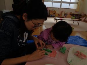 小麦粉粘土で成形して遊んでいます