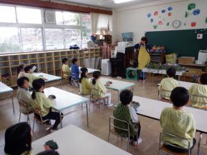 地域の方の話を聞く様子