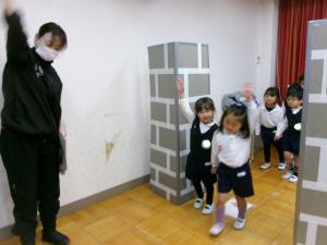 手をあげて渡りましょう