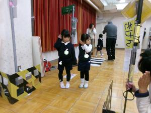 踏切は耳で確認