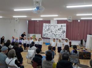 「にじのむこうに」を歌う場面