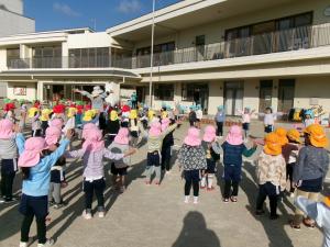 5歳の真似をして体操をしています