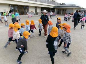 走った後の整理体操をしています