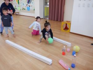 ボーリングでボールを転がしています。