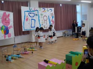 手作りの救急車に乗っています