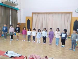 エンディングの歌を歌う子ども達